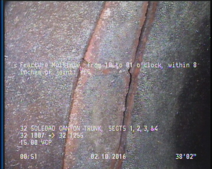 Fracture Multiple, from 10 to 01 o'clock, within 8 inches of joint: YES