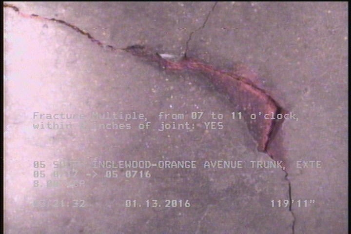 Fracture Multiple, from 07 to 11 o'clock, within 8 inches of joint: YES
