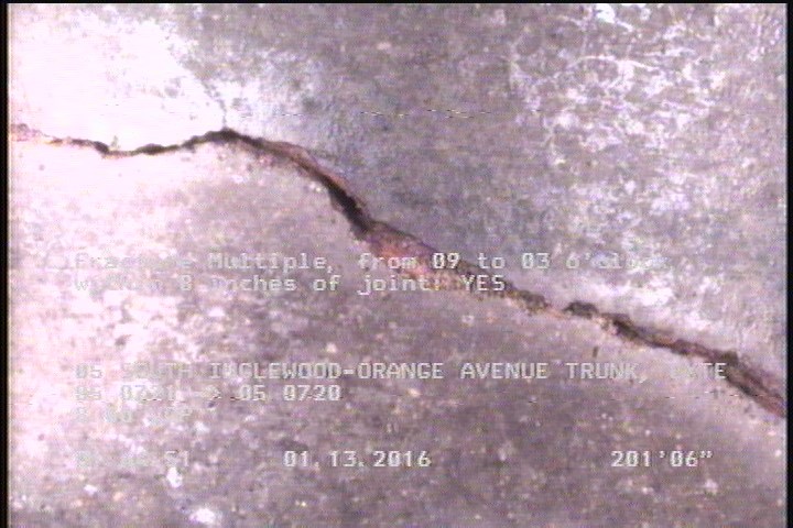 Fracture Multiple, from 09 to 03 o'clock, within 8 inches of joint: YES