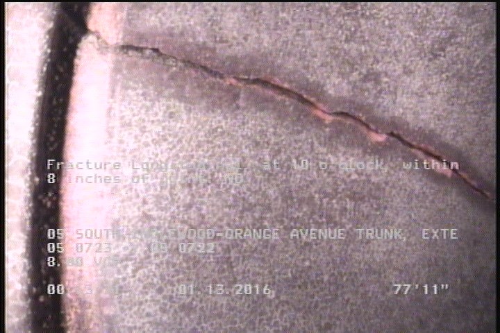 Fracture Longitudinal, at 10 o'clock, within 8 inches of joint: NO