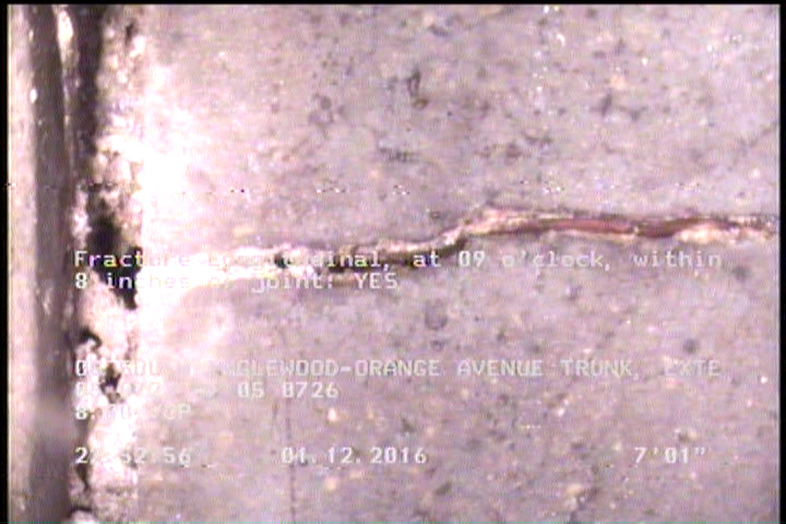 Fracture Multiple, from 08 to 04 o'clock, within 8 inches of joint: YES