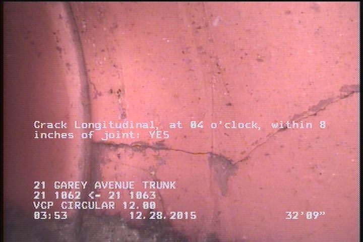 Crack Longitudinal, at 04 o'clock, within 8 inches of joint: YES
