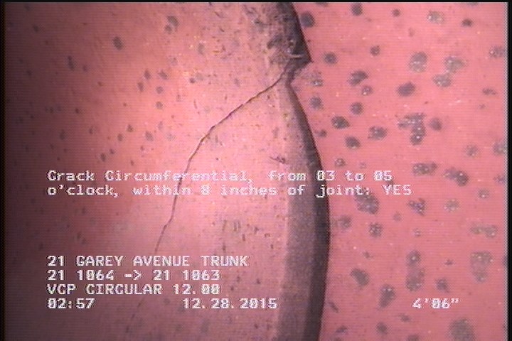 Crack Circumferential, from 03 to 05 o'clock, within 8 inches of joint: YES