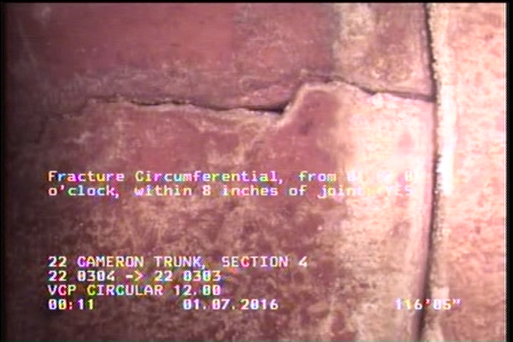Fracture Circumferential, from 01 to 06 o'clock, within 8 inches of joint: YES
