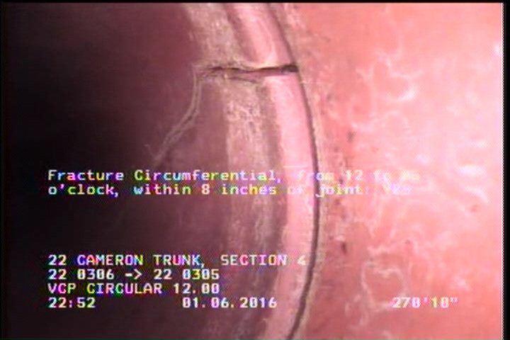 Fracture Circumferential, from 12 to 05 o'clock, within 8 inches of joint: YES