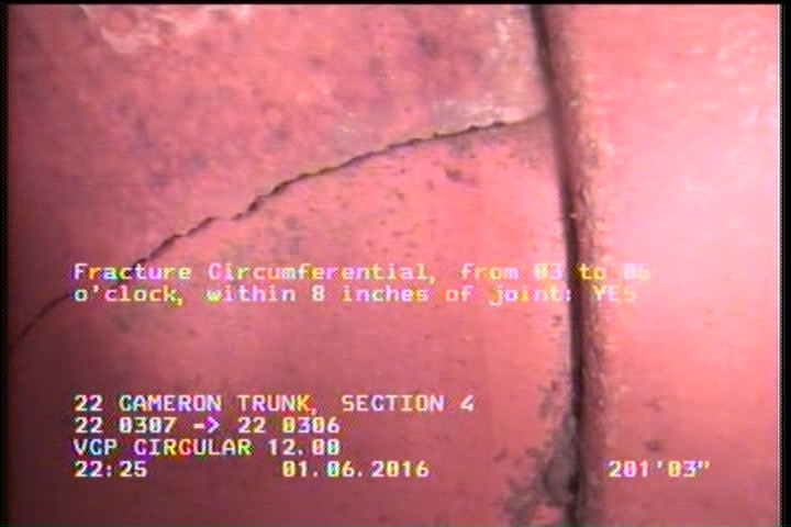 Fracture Circumferential, from 03 to 05 o'clock, within 8 inches of joint: YES