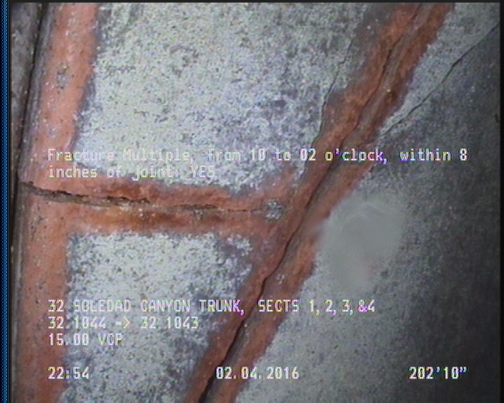 Fracture Multiple, from 10 to 02 o'clock, within 8 inches of joint: YES