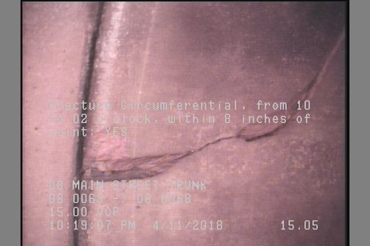 Fracture Circumferential, from 10 to 02 o'clock, within 8 inches of joint: YES