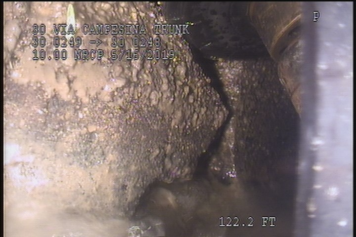 Fracture Circumferential, from 04 to 05 o'clock, within 8 inches of joint: YES
