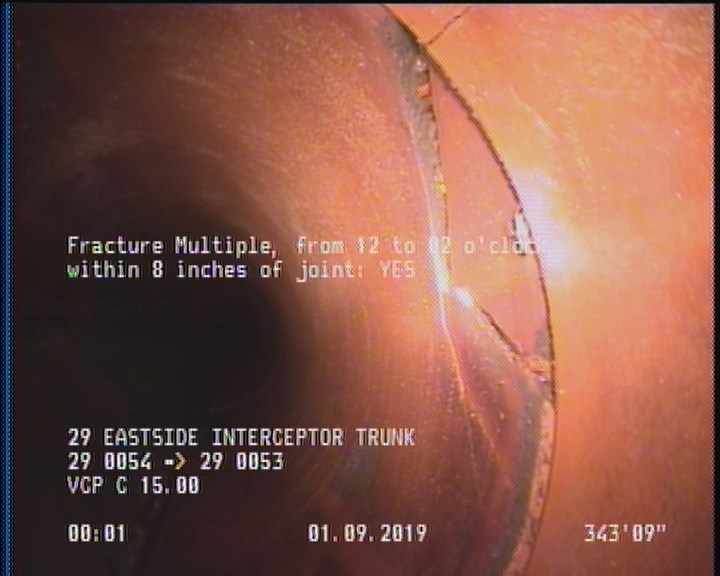 Fracture Multiple, from 12 to 02 o'clock, within 8 inches of joint: YES