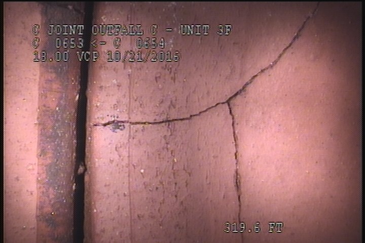 Fracture Multiple, from 10 to 02 o'clock, within 8 inches of joint: YES