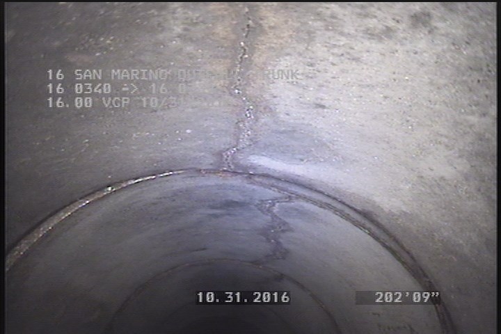 Fracture Longitudinal, at 12 o'clock, within 8 inches of joint: YES, Start - SLIGHT