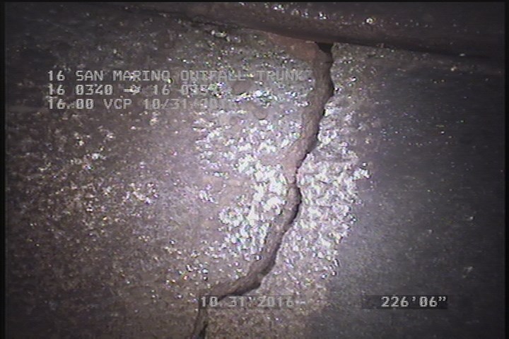 Fracture Circumferential, from 08 to 09 o'clock, within 8 inches of joint: YES - MODERATE