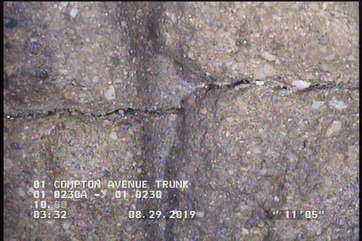 Fracture Longitudinal, at 02 o'clock, within 8 inches of joint: NO