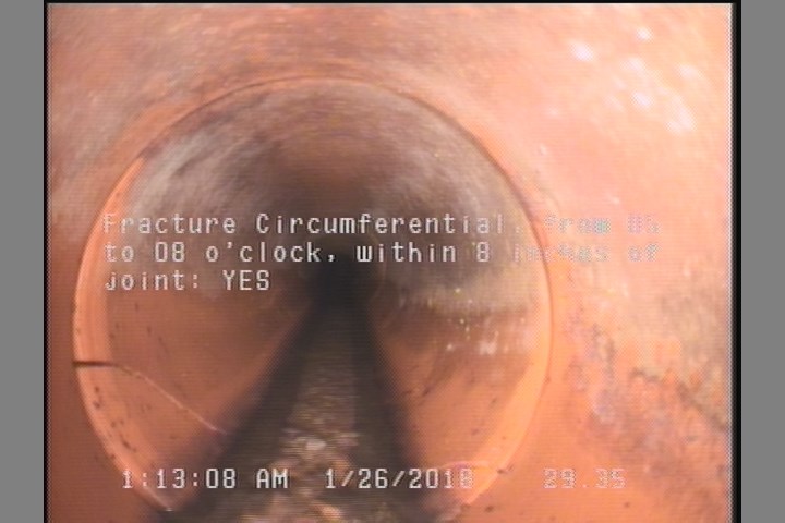 Fracture Circumferential, from 05 to 08 o'clock, within 8 inches of joint: YES