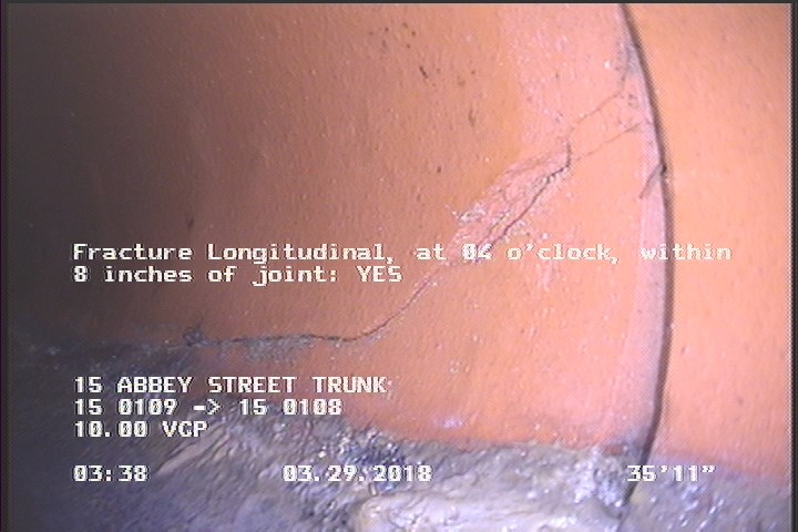 Fracture Longitudinal, at 04 o'clock, within 8 inches of joint: YES