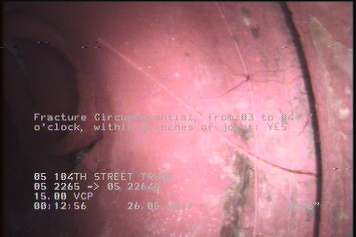 Fracture Circumferential, from 03 to 04 o'clock, within 8 inches of joint: YES