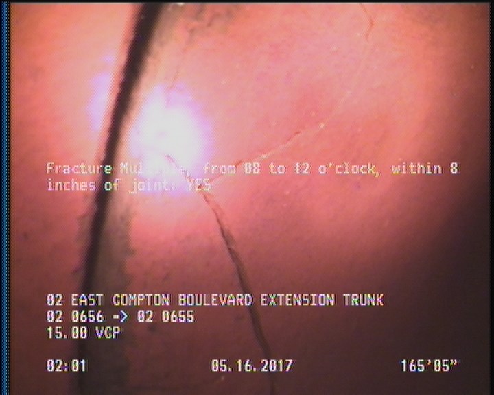 Fracture Multiple, from 08 to 12 o'clock, within 8 inches of joint: YES