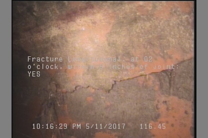 Fracture Longitudinal, at 02 o'clock, within 8 inches of joint: YES