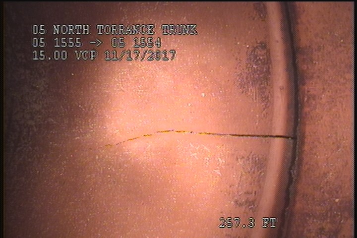 Fracture Longitudinal, at 12 o'clock, within 8 inches of joint: YES