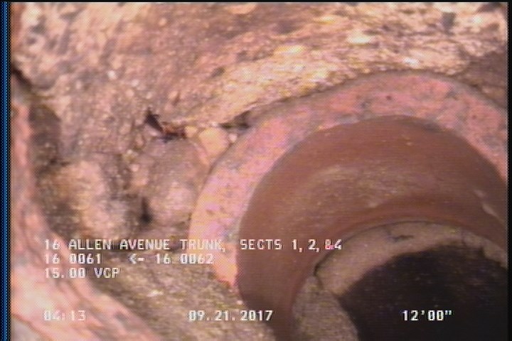 Tap Break-In Defective, at 11 o'clock, -, , within 8 inches of joint: YES, 4", 1"