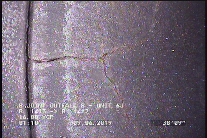 Fracture Multiple, from 09 to 03 o'clock, within 8 inches of joint: YES