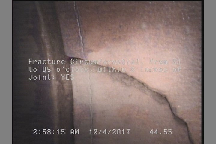 Fracture Circumferential, from 01 to 05 o'clock, within 8 inches of joint: YES