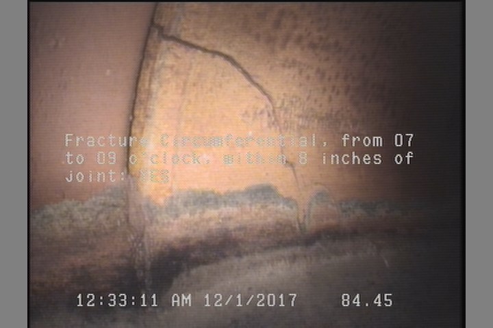 Fracture Circumferential, from 07 to 09 o'clock, within 8 inches of joint: YES