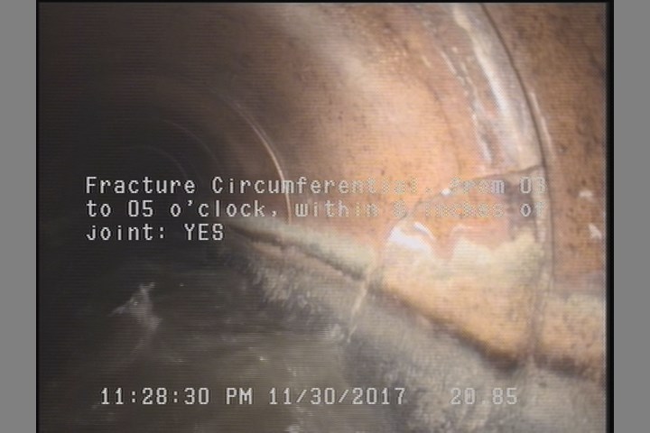 Fracture Circumferential, from 03 to 05 o'clock, within 8 inches of joint: YES