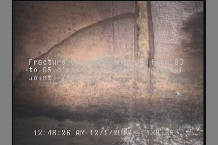 Fracture Circumferential, from 03 to 05 o'clock, within 8 inches of joint: YES