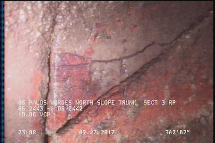 Fracture Multiple, from 08 to 01 o'clock, within 8 inches of joint: YES