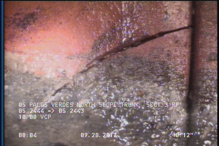 Fracture Circumferential, from 05 to 07 o'clock, within 8 inches of joint: YES