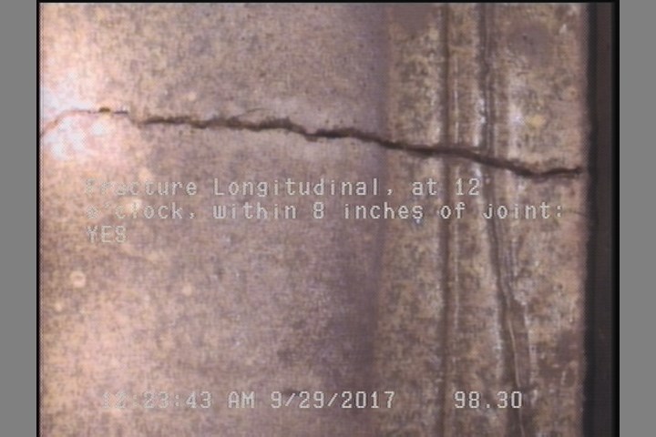 Fracture Longitudinal, at 12 o'clock, within 8 inches of joint: YES