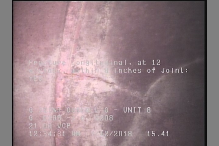 Fracture Longitudinal, at 12 o'clock, within 8 inches of joint: YES