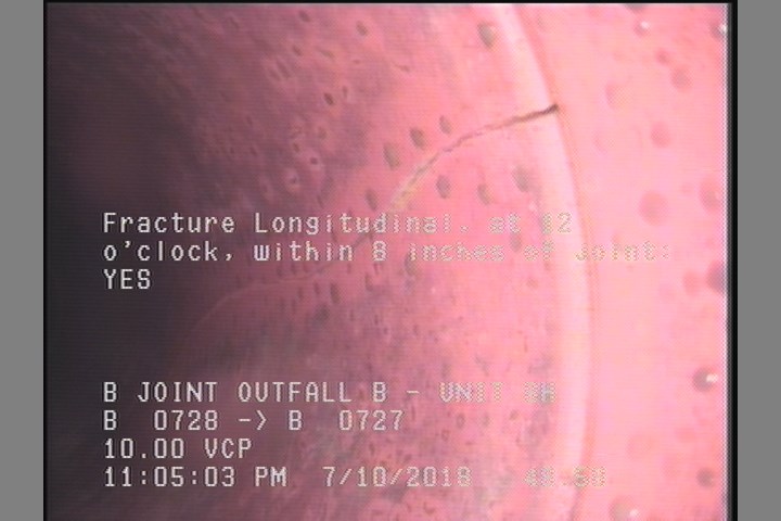 Fracture Longitudinal, at 12 o'clock, within 8 inches of joint: YES