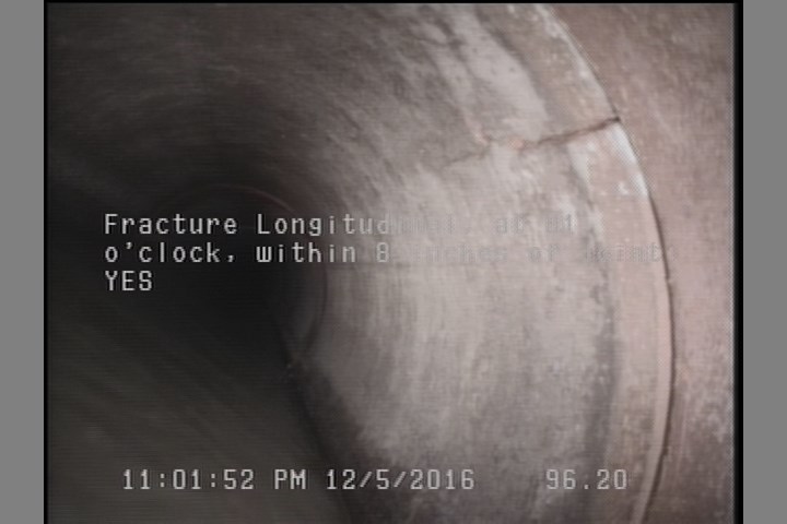 Fracture Longitudinal, at 01 o'clock, within 8 inches of joint: YES