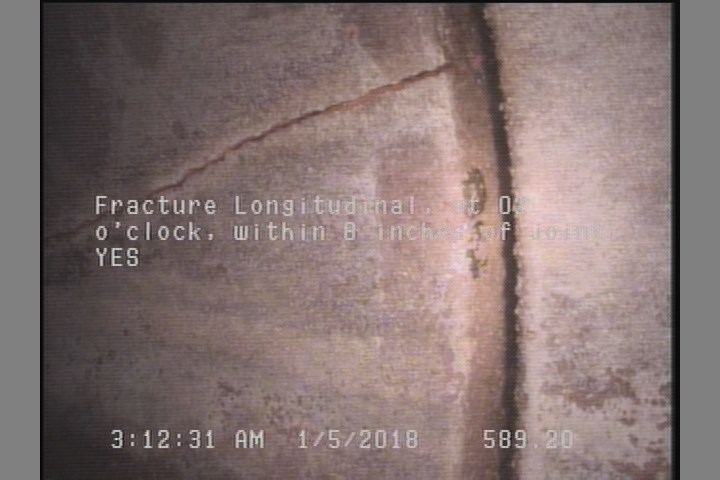 Fracture Longitudinal, at 02 o'clock, within 8 inches of joint: YES