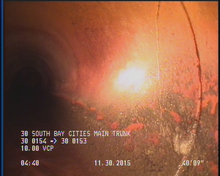 Crack Circumferential, from 01 to 05 o'clock, within 8 inches of joint: YES