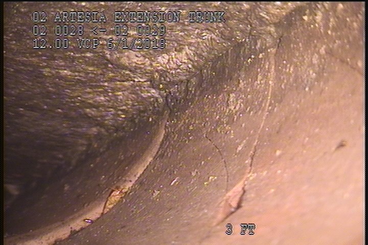 Fracture Circumferential, from 09 to 03 o'clock, within 8 inches of joint: YES - SLIGHT