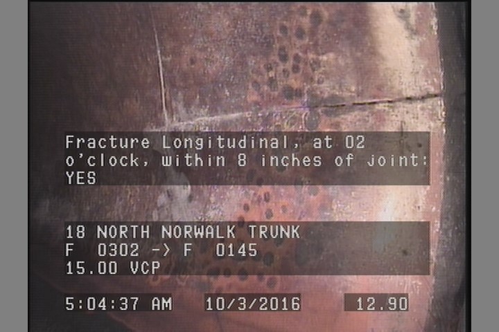 Fracture Longitudinal, at 02 o'clock, within 8 inches of joint: YES