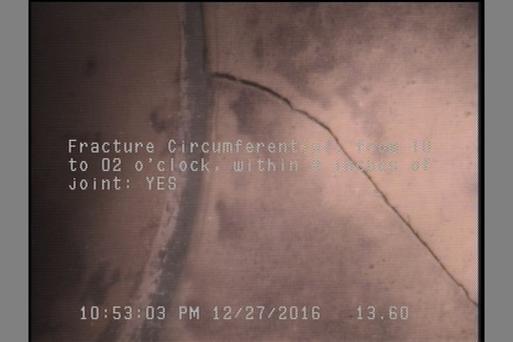 Fracture Circumferential, from 10 to 02 o'clock, within 8 inches of joint: YES