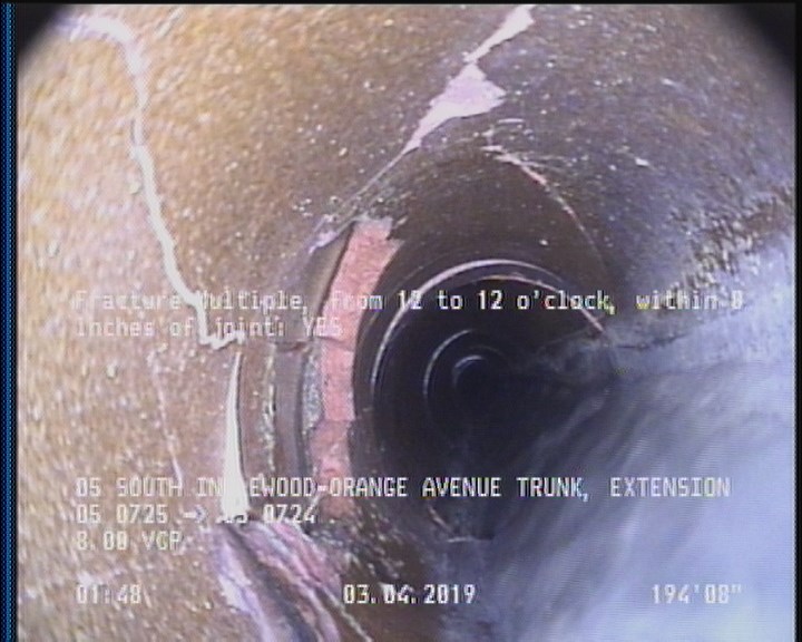 Fracture Multiple, from 12 to 12 o'clock, within 8 inches of joint: YES
