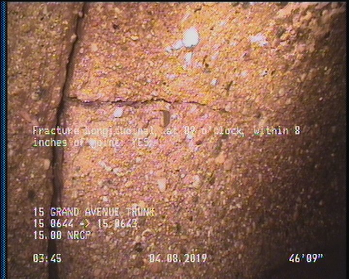 Fracture Longitudinal, at 09 o'clock, within 8 inches of joint: YES