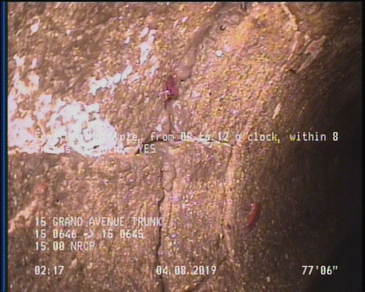 Fracture Multiple, from 08 to 12 o'clock, within 8 inches of joint: YES