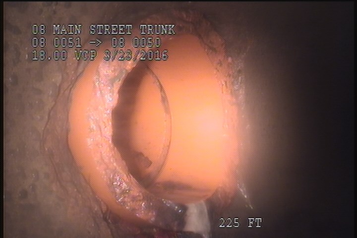 Tap Break-In Intruding, at 10 o'clock, -, -, within 8 inches of joint: YES, 4", 1" - ACTIVE
