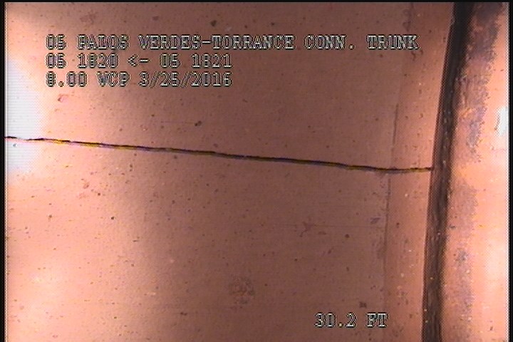 Fracture Longitudinal, at 11 o'clock, within 8 inches of joint: YES