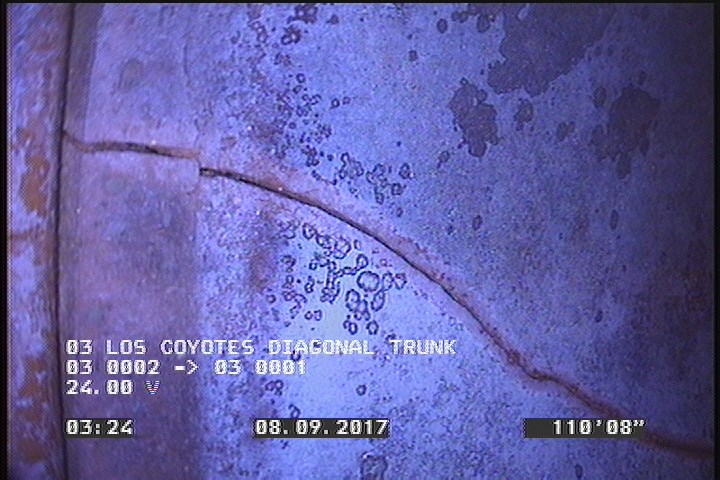 Fracture Longitudinal, at 11 o'clock, within 8 inches of joint: NO