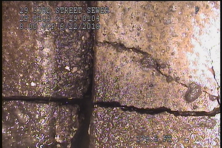 Fracture Multiple, from 04 to 05 o'clock, within 8 inches of joint: YES