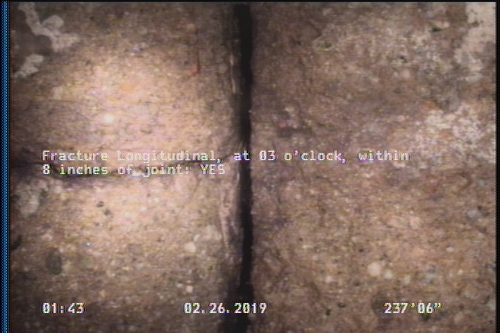Fracture Longitudinal, at 03 o'clock, within 8 inches of joint: YES