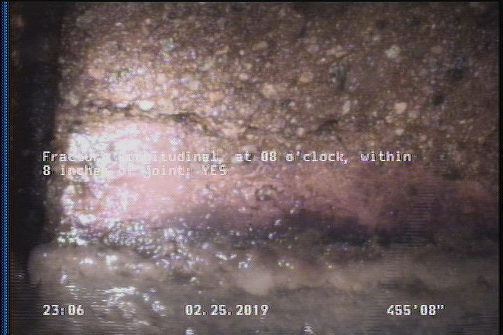 Fracture Longitudinal, at 08 o'clock, within 8 inches of joint: YES